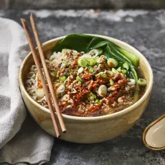 En skål med nudlar, köttfärs, grönsaker och chilidressing. Ett enkelt ramen recept att prova.