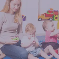 Ile godzin pracuje opiekunka w żłobku? Poznaj prawdę o etacie