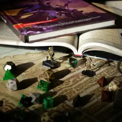 Na stole do gry D&D leżą kości, figurki i podręcznik. Czy to Mortarion przygotowuje się do sesji?