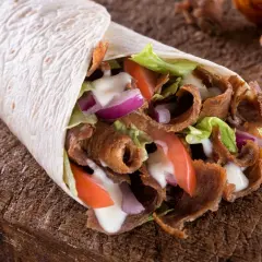 Domowy kebab w tortilli z mięsem, warzywami i sosem. Prosty przepis na to, jak zrobić kebab w domu.