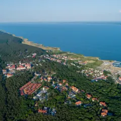 Krynica Morska - w jakim województwie leży ta urokliwa miejscowość?