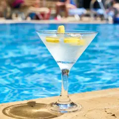 Orzeźwiający martini przy basenie, idealny na upalne dni. Prosty martini przepis na lato.