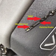 Olej na bagnecie Seat Altea jest między kreskami "Max Minimum" a "Ostatnia Kreska", co oznacza prawidłowy poziom.