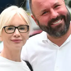 Ewa Gawryluk z mężem, uśmiechnięci i blisko siebie.