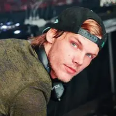Avicii, młody DJ, w czapce i słuchawkach, którego nagła śmierć wstrząsnęła światem muzyki.