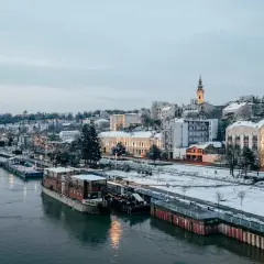 Zimowy krajobraz Belgradu nad Dunajem. Miasto wygląda spokojnie, co może sugerować, że w Serbii jest bezpiecznie.