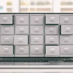 Ein Laptop mit einem Bild von vielen Schubladen, die an ein Archiv erinnern. Perfekt für den **backup imac**.