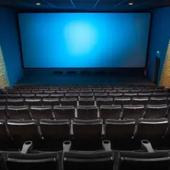 Czy można wnosić jedzenie do kina Cinema City? Zasady, które musisz znać
