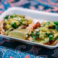 Tacos succulenti con salsa verde e lime, un assaggio dei migliori posti dove mangiare a San Diego.