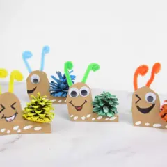 Caracoles divertidos hechos con cartón y piñas, ideales para manualidades para niños de 8 a 12 años.