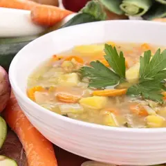 Zupa klarowna co to znaczy? Odkryj jej tajemnice i przepisy