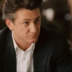 Sean Penn w garniturze, zamyślony. Jego role w filmach zapadają w pamięć.