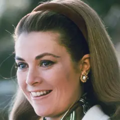 Uśmiechnięta Grace Kelly, ikona stylu, której tragiczna śmierć wciąż porusza.