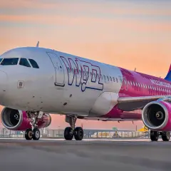 Samolot A321 XLR Wizz Air na płycie lotniska o zachodzie słońca.