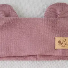 Różowa czapka z uszami myszy i naszywką z Myszką Minnie.