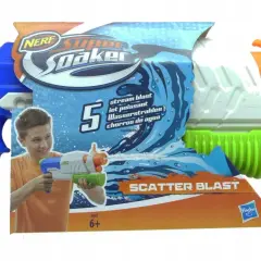 Pistolet na wodę Nerf Super Soaker Scatter Blast, gotowy do wodnej bitwy. Kolorowy, z niebieskim uchwytem i zielonym zbiornikiem.