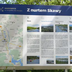 Mapa turystyczna z zaznaczoną rzeką Skawą, która płynie przez Wadowice. Opisuje atrakcje i przyrodę regionu.