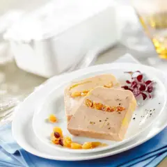 Délicieux pâté au foie gras de canard, garni de fruits secs, prêt à être dégusté. Une recette raffinée pour les fêtes.