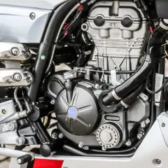 Silnik motocykla gotowy do pracy. Sprawdź, jak odpalić motocykl po długim postoju, by znów cieszyć się jazdą.