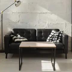Jakie poduszki do czarnej kanapy? Stylowe inspiracje i porady