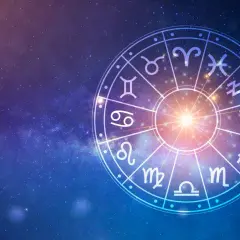 Koło zodiaku na tle gwieździstego nieba. Widoczny symbol Barana, gdzie Merkury w baranie może oznaczać impulsywne myśli.