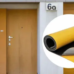 Rolka materiału izolacyjnego, idealna do pytania: czym ocieplić drzwi garażowe. Zapewnia ciepło i komfort.
