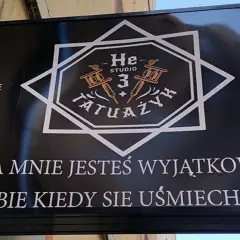 Cena tatuażu z napisem: Ile kosztuje i od czego zależy? Poradnik