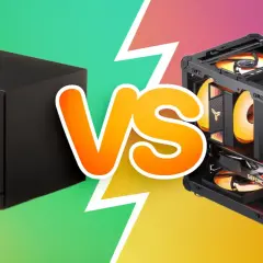Schwarzes, kompaktes Gehäuse im Vergleich zu einem offenen Gaming-PC mit RGB-Lüftern, ideal für Steam-Spiele unter Windows 11.
