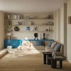 Ein heller Boden trifft auf eine warme, sandfarbene Wandfarbe. Ein gemütliches Wohnzimmer mit Bücherregalen, einem Sofa und einem großen Fenster.