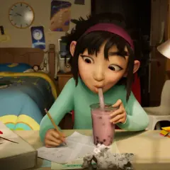 Dziewczynka pije bubble tea, siedząc przy biurku. Może to scena z bajek dla 4 latka na Netflixie.