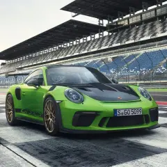 Zielony Porsche 911 GT3 RS na torze wyścigowym. Sprawdź porsche 911 gt3 rs cena i specyfikację.
