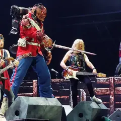 Iron Maiden koncerty w Polsce: Bruce Dickinson z flagą, Eddie w mundurze i muzycy grający na gitarach. Niezapomniany występ!