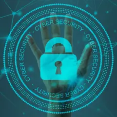 Dłoń z symbolem kłódki, otoczona kręgiem z napisem "CYBER SECURITY". To symbol ochrony danych i prywatności w erze cyfrowej, gdzie edr odgrywa kluczową rolę.