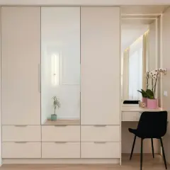 Armadio in laminato chiaro con ante a specchio e zona toeletta. Un modo moderno per rinnovare armadio laminato e creare uno spazio funzionale.