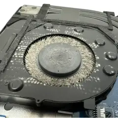 Laptop parzy, auto się grzeje? Ile kosztuje czyszczenie chłodzenia?