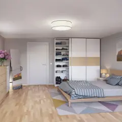 Ein gemütliches wohn- und schlafzimmer in einem kleinen raum mit Bett, Kleiderschrank, Kommode, Spiegel und TV.
