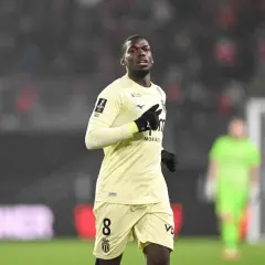Piłkarz w żółtej koszulce z numerem 8, gdzie gra Pogba, biegnie po boisku w deszczu.