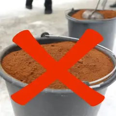 Czerwony krzyżyk na wiadrach z fusami. Nie, kawy nie można parzyć dwa razy.