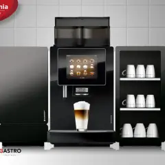 Profesjonalny ekspres do kawy z lodówką na mleko, przygotowujący idealne latte.