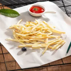 Chrupiące frytki z piekarnika na papierze do pieczenia, z ketchupem i borówkami.