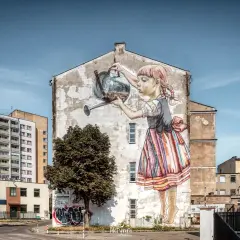 Dziewczynka z konewką na ścianie kamienicy. Jedno z wielu pięknych murale Białystok.