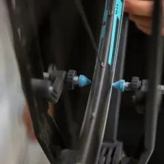 Fietsband met een slag uit wiel halen. Een blauwe dop op het ventiel, klaar voor reparatie.