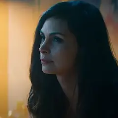 La copine de Deadpool, Vanessa, regarde au loin, son visage éclairé par une lumière douce.