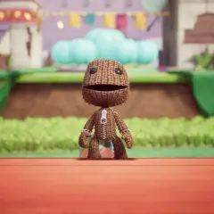 Sackboy wyrusza na wielką przygodę, zbierając kuleczki i pokonując przeszkody w kolorowym świecie gry.