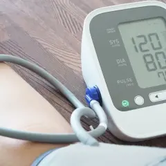 Ciśnieniomierz pokazuje 120/80, co może być związane ze skokami ciśnienia od żołądka.