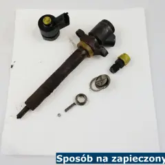 Rozłożony wtryskiwacz z widocznymi elementami, sprężynką i podkładką. Pokazuje, jak wyciągnąć podkładkę wtryskiwacza.