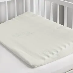 Biały klin do łóżeczka z delikatnym wzorem chmurek, zapewniający komfortowy sen maluszka.