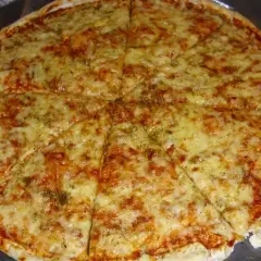 Pyszna, gorąca margarita pizza z ciągnącym się serem i aromatycznymi ziołami, pokrojona na 8 kawałków.