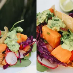Deliciosos tacos vegetarianos con aguacate, camote, rábano y col morada, servidos con gajos de limón.