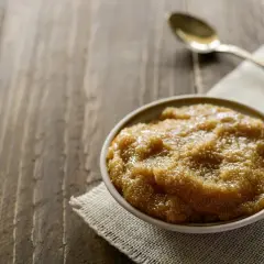 Amaranto cotto in una ciotola, pronto per essere gustato. Scopri come si cucina l'amaranto per un piatto sano e gustoso.
